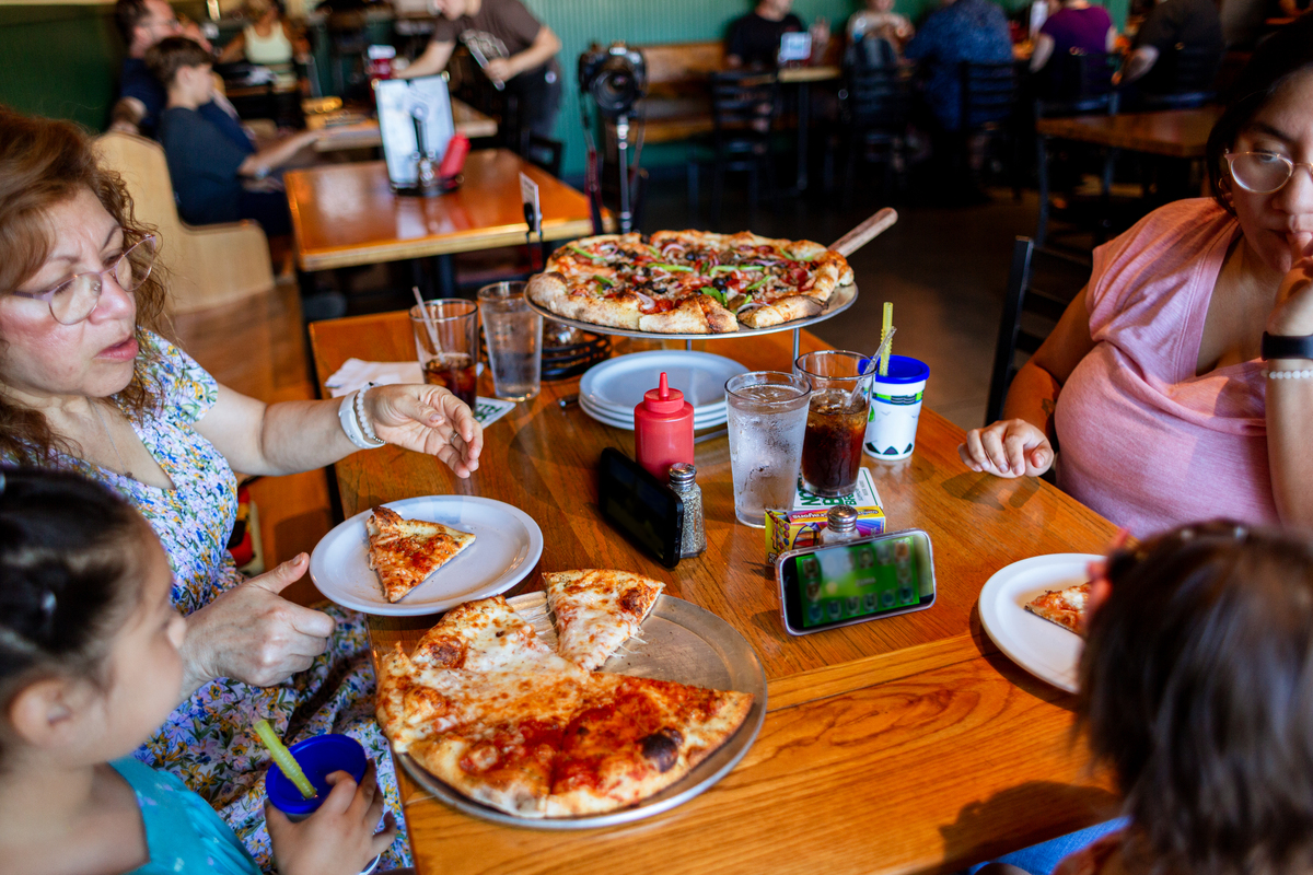 在子弹横飞的边境线上,有时候传递和平的是一颗糖