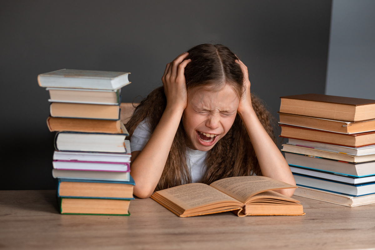 他一提学习就满脸厌烦,情绪暴躁得像个随时会爆炸的小炸弹,有时候又