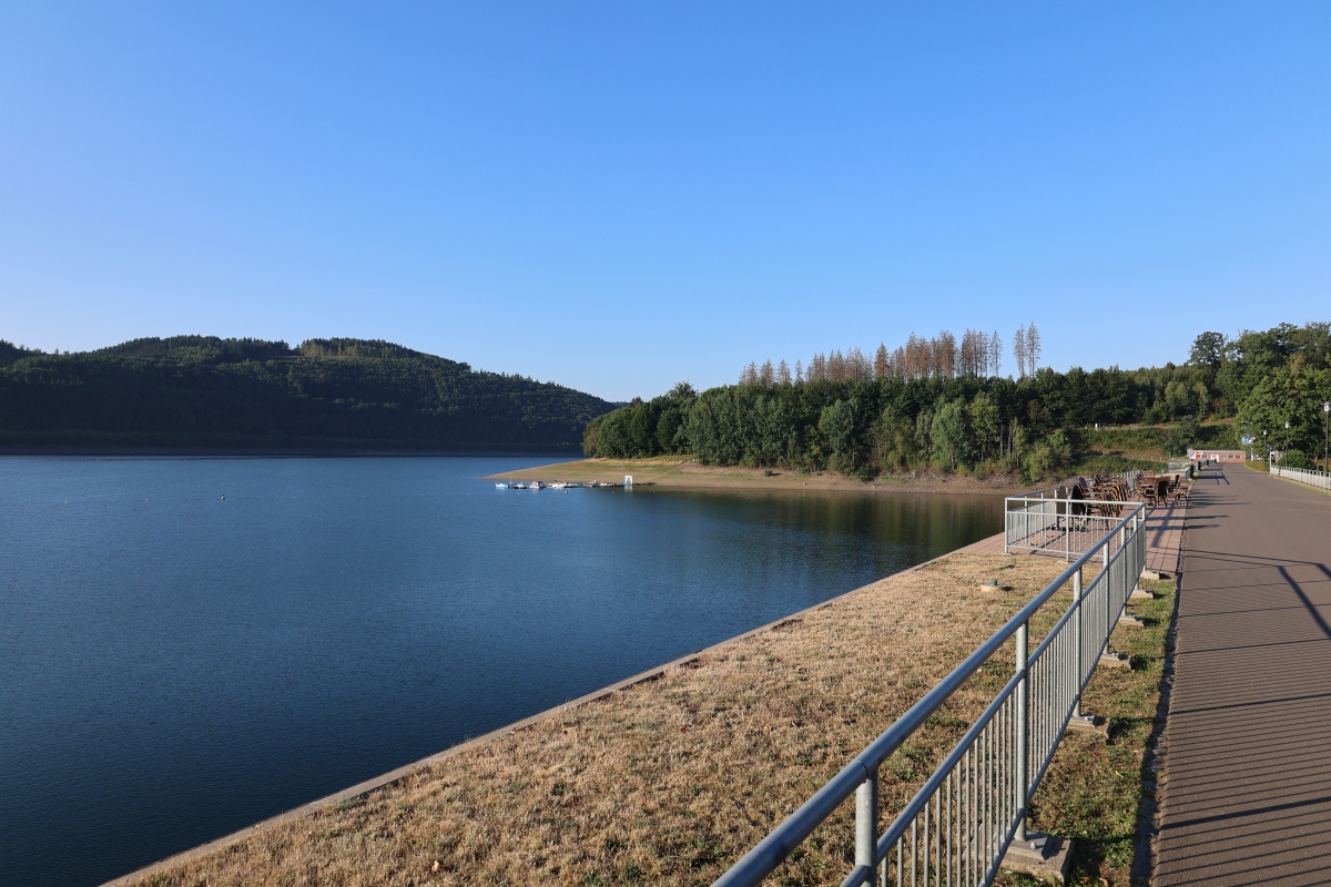 一提起长寿湖,首先映入眼帘的便是那碧波荡漾的湖