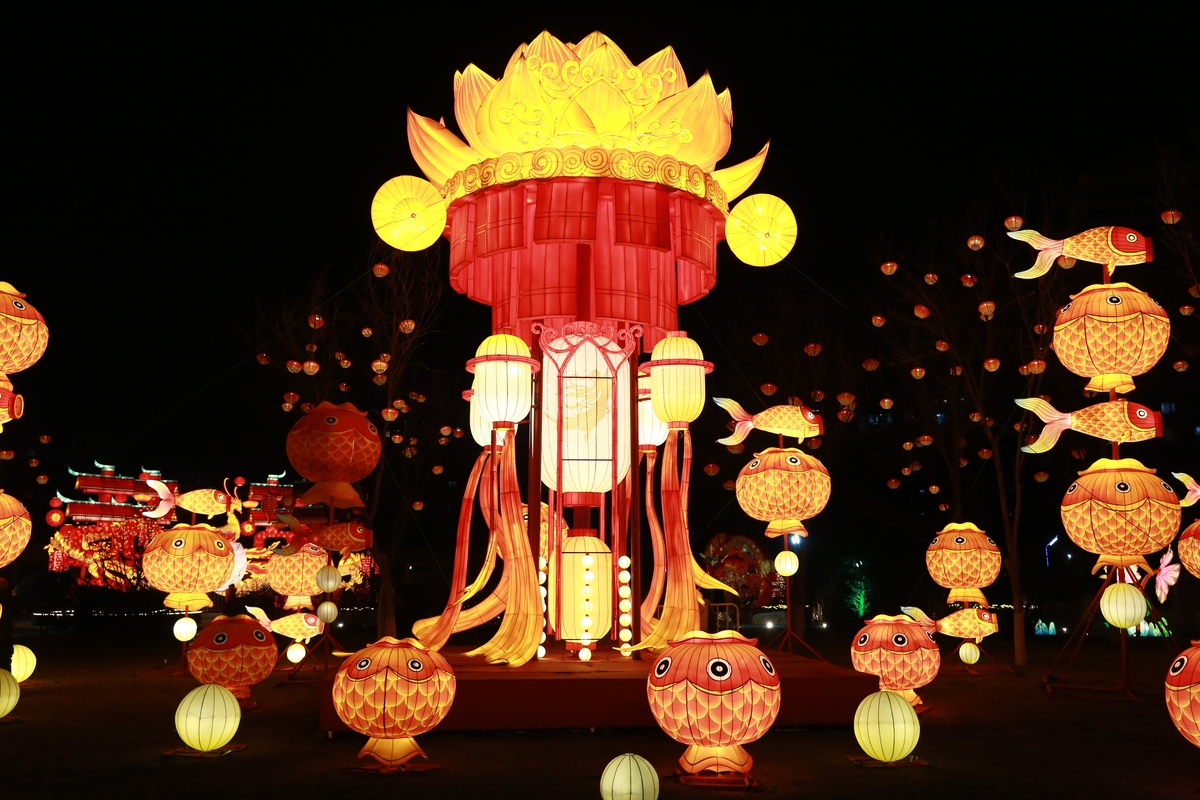 烟花璀璨绽放,照亮夜空,欢声笑语中,共度这传统佳元宵节灯笼图片元宵