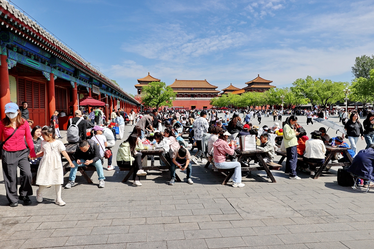 今年五一假期,全国景区又出现人挤人的场面