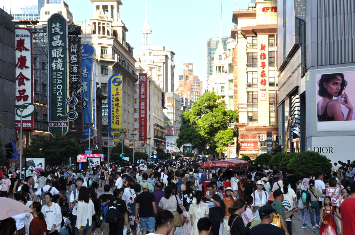 上海大街人流中南来北往图片看看上海街头人流上海外滩熙熙攘攘的人群