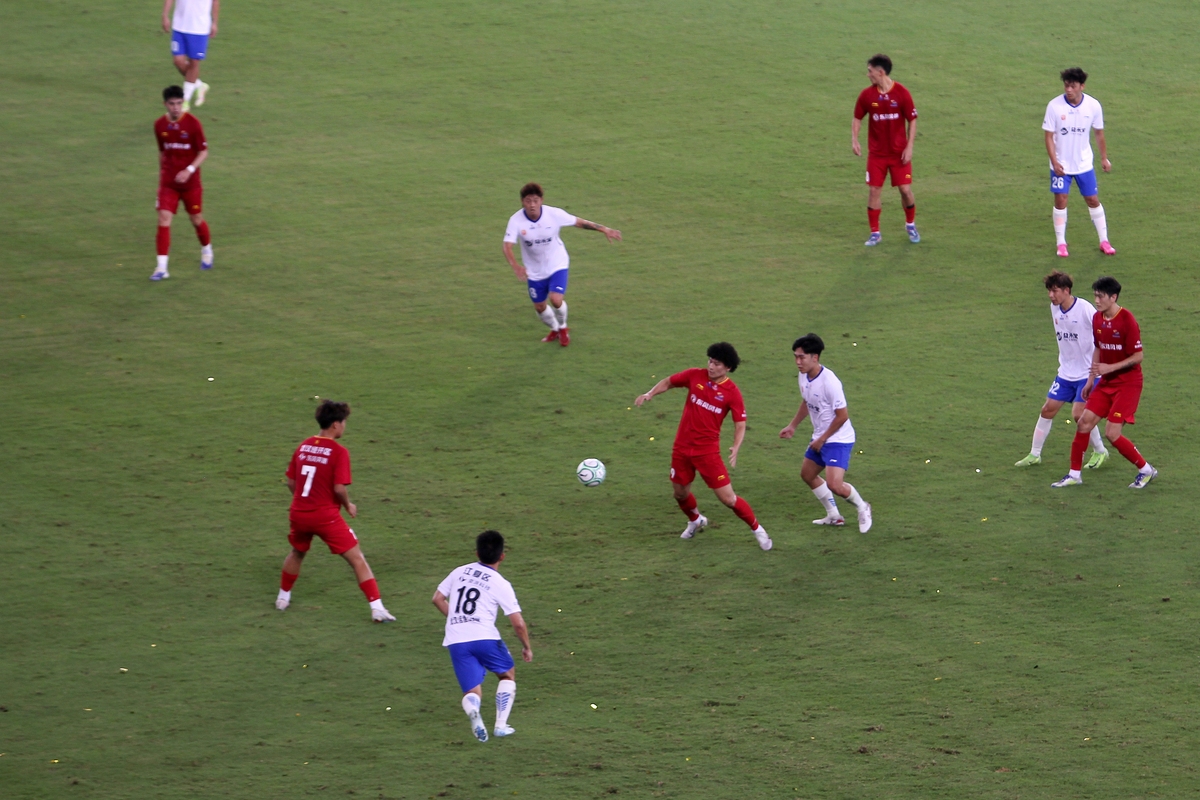 没有商业包装,纯粹靠老百姓对足球的热爱撑起一场场万人空巷的比赛