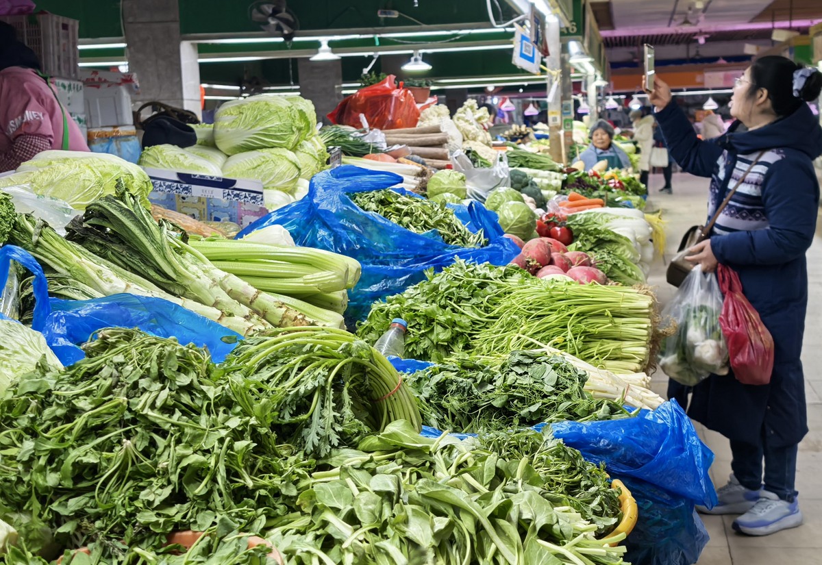 1超市里的蔬菜水果商场卖蔬菜和水果穿红衫农村果蔬超市照片超市卖菜
