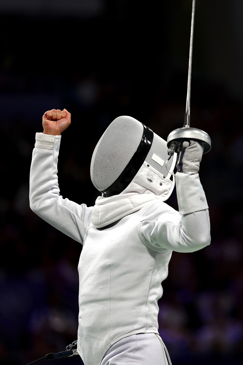 中国香港代表团奥运首金:江旻憓在巴黎奥运会击剑女子个人重剑赛中