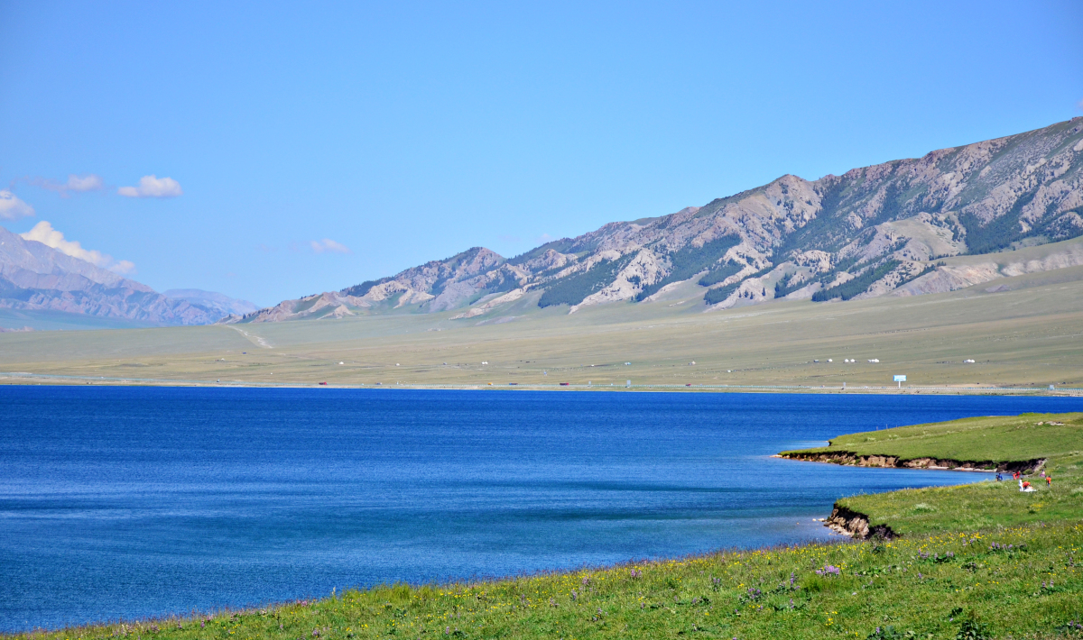 镶嵌在天山北麓 湖水清澈碧蓝,雪山环抱,草原广袤 漫步湖畔,体验草原