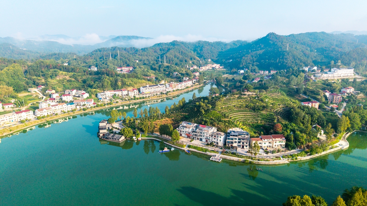 金寨,将军故里,长寿之乡.山峦叠翠,如巨龙盘踞;溪水潺湲,似银带飘舞