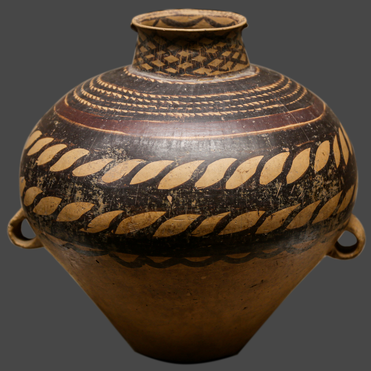 彩陶展厅里,主要展示了大地湾文化,仰韶文化,马家窑文化及青铜时代诸