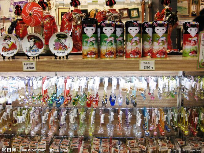 日本纪念品小店橱窗图片