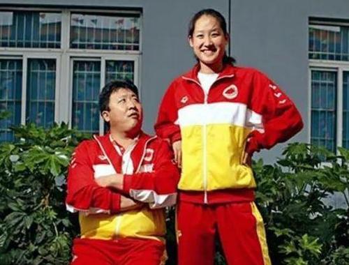 蝶泳皇后刘子歌,嫁相差23岁的教练,自费170万买路虎送
