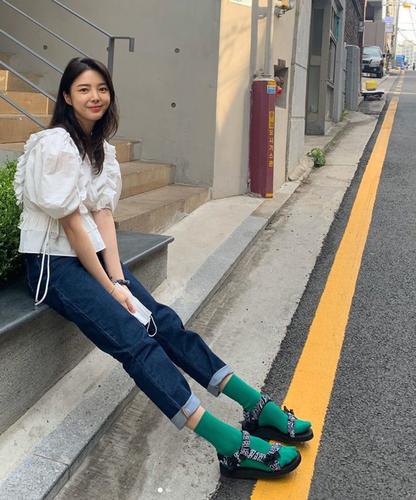 2020韩国女星,潮人都爱的凉鞋 袜子时髦搭配你学会了