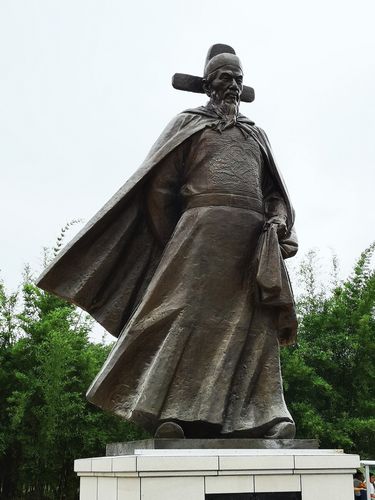 雕塑像为王阳明,王阳明是明代著名思想家,文学家,哲学家和军事家,陆王