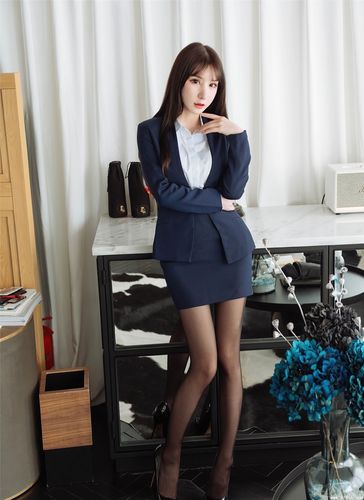 穿衬衫短裙的美女把职业装穿出了新风尚,配上丝袜高跟