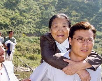 《老娘泪》75岁老太母爱唤回迷途羔羊,成为"偶像派"