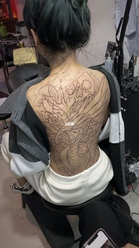 女生满背凤凰_发型_时尚_美妆_彩妆