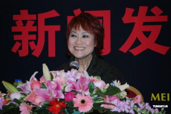 年过半百的尤雅看上去年轻依旧,魅力不减,更在发布会上大开金嗓,现场