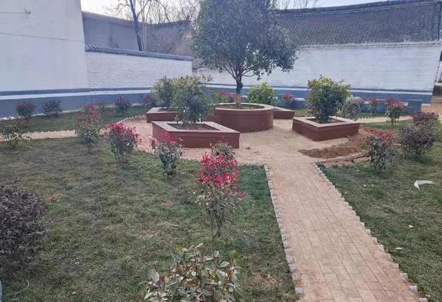 走在卧龙区陆营镇乔营村,门前栽花,院后种菜,院中有树,池中有鱼,已