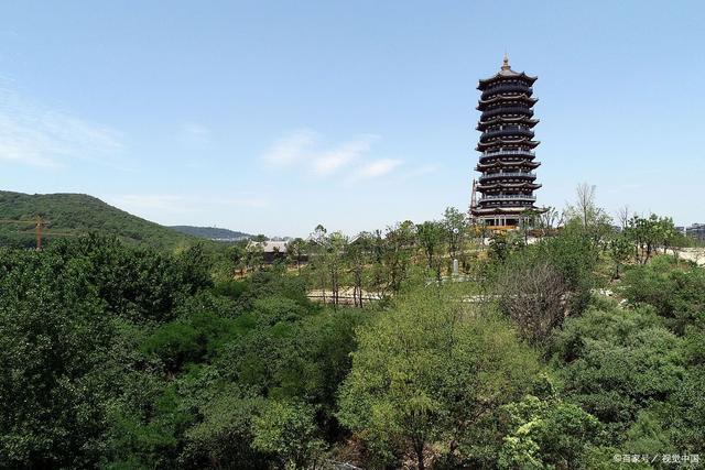 简释:岘首亭是古代襄阳岘山的标志建筑.