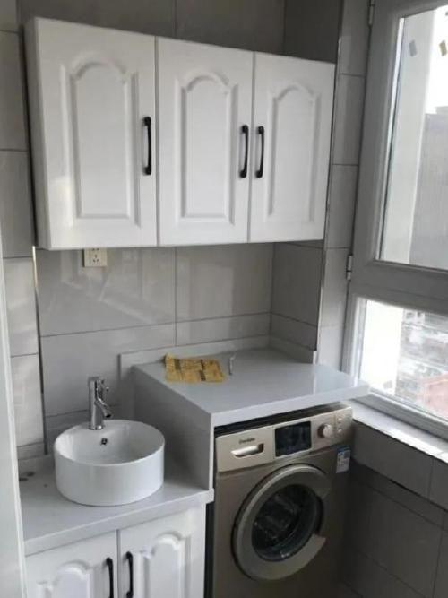 阳台吊柜和洗衣机柜,阳台吊柜是收纳洗衣液,洗衣粉等洗涤用品的不二之