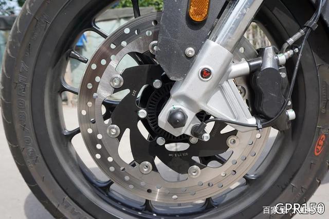 后轮采用218mm固定式刹车盘搭配西互单向浮动式卡钳.