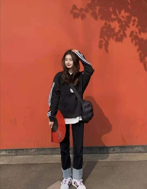 春天黑色卫衣搭配什么裤子好看