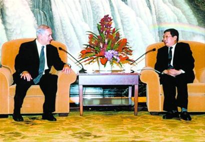 昨天,上海市市长杨雄和以色列国总理本雅明·内塔尼亚胡亲切交谈.