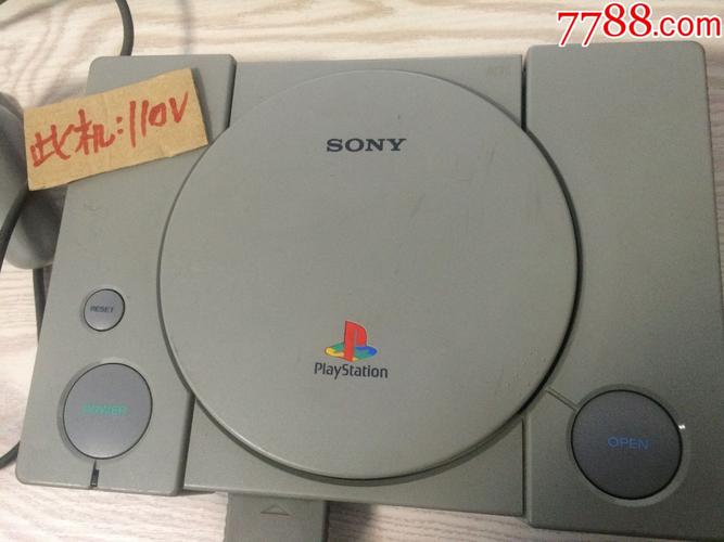 一台经典银色sony索尼scph-5501电视游戏机