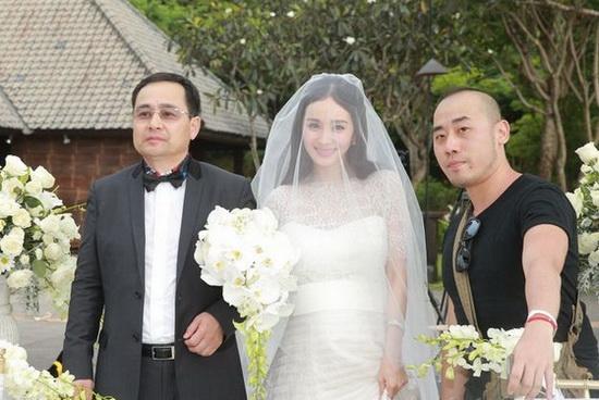 杨幂全家福婚照遭ps 搞笑变tvb家庭剧大结局