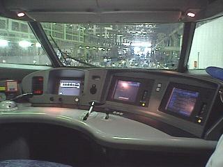 crh2 型动车组的司机室结构是怎么样的?分别由那几部分构成?