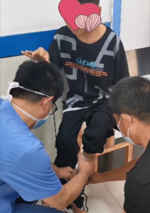 医生叔叔给穿鞋 小帅调皮"一指弹"