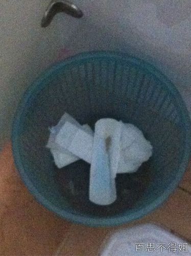 男厕所的垃圾桶里意外的发现!