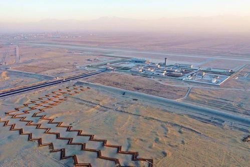 新疆和田通航在即航拍建在沙漠中的于田万方机场