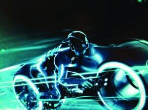 在电影《创战纪》中,"特隆"是一辆时速近200公里的超梦幻摩托车
