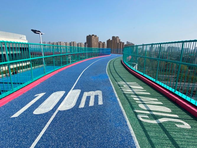 上海南翔印象城mega位于屋顶的空中跑道(摄影:周杭)