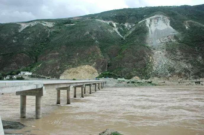 318川藏线打卡点:金沙江大桥