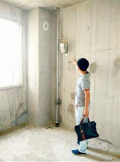 武汉一小区燃气管安在厨房内 市燃管办称符合规范