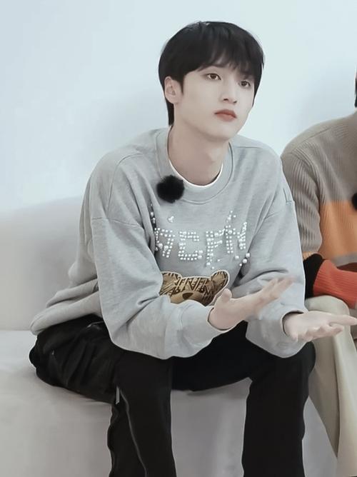 严浩翔的肤色衬得唇色好看还是严浩翔的唇色显白