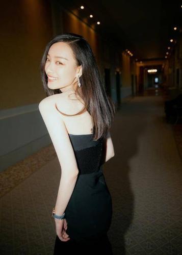 原创 倪妮女神范十足,身穿黑色抹胸裙身材凹凸有致十足,美得非常高级