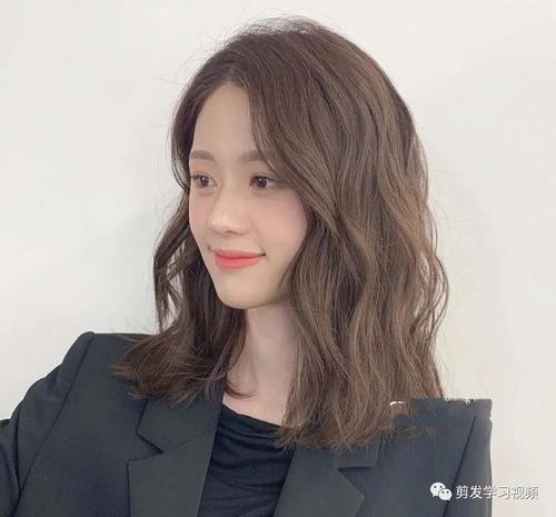 宝藏女孩的"齐肩烫短发"