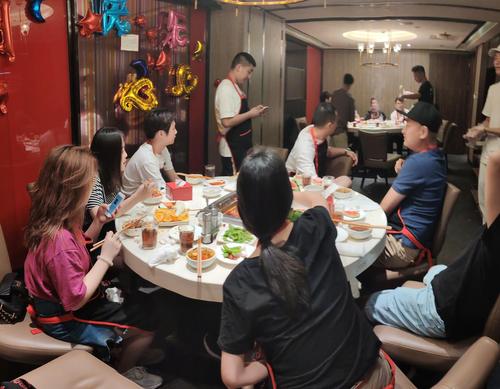【 海底捞聚餐 】