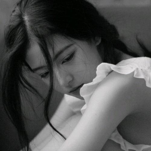 黑白女头像伤感高冷