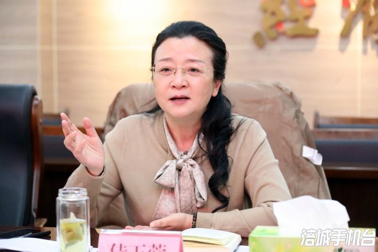 市财政局局长侍玉蓉主持会议并讲话,区委书记邓辉参加会议并讲话,区委