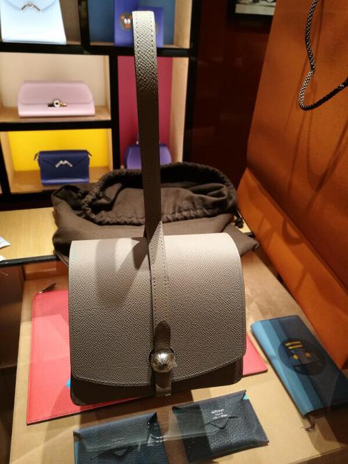 喜欢上moynat很久了,虽然是小众品牌,但是自从买了它家的经典rejane