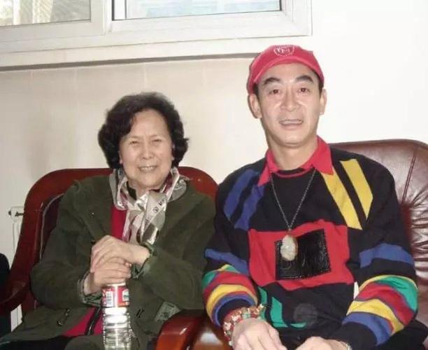 杨洁与六小龄童(资料图)