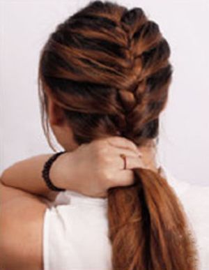 蝎子辫发型扎法步骤 编蝎子辫的发型扎法(2)