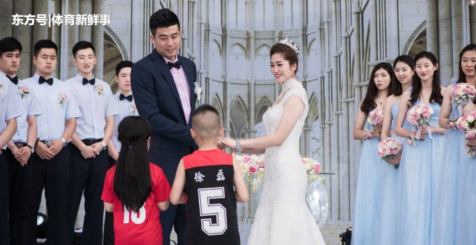 李莹和徐磊是在2016年5月结婚,婚礼现场来了很多排球界和篮球界的球员