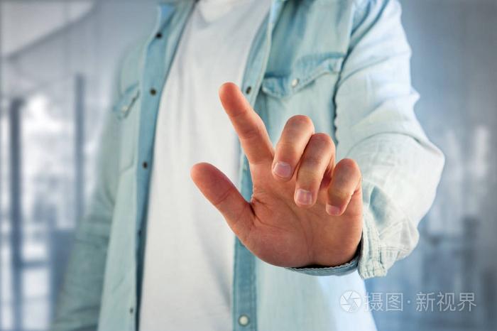 他用手指触摸界面处的年轻人