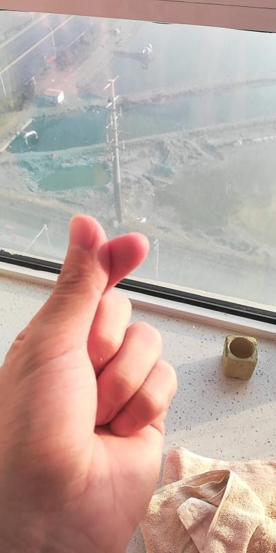 但是长时间居家,隔离人员心情难免烦躁,社区工作人员就发了隔窗比爱心