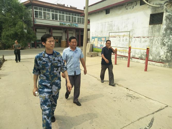 6月21日泗水县县委常委,人武部政委毛寅带机关工作人员,到部分镇街