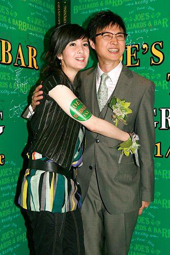 组图:周慧敏变身"桌球皇后" 与倪震亲密热吻